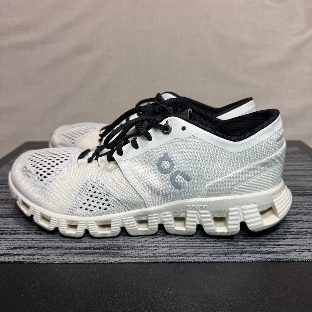 On Cloud X Running Shoes - Womens 7 - White Black 20.99904 Running Sneakers